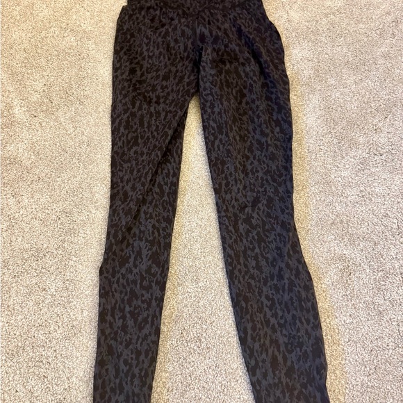 ✨ Lululemon Cheetah Print Leggings In Size 2 - Picture 3 of 5